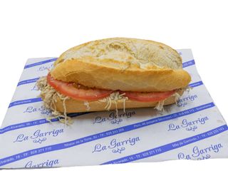 Bocadillo De Pollo Desmenuzado Con alioli Y Tomate