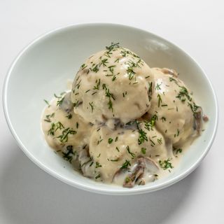 Галушки з м'ясом під грибним соусом( 300/200г)
