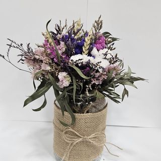 Jarra de vidro com flores secas