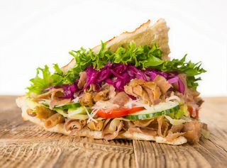 Pan Turco Con Pollo Y Ensalada