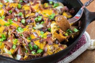 Cartofi prăjiți cu cheddar și bacon