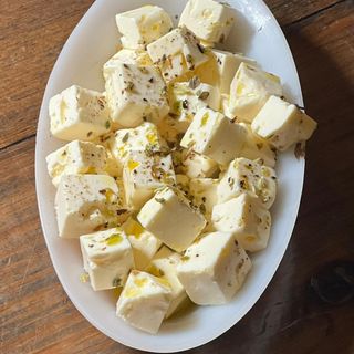 Queijo Feta com azeite aromatizado, orégãos e pimenta