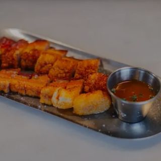 Torreznos con yema curada