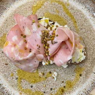 Tostada de mortadela trufada y ricotta