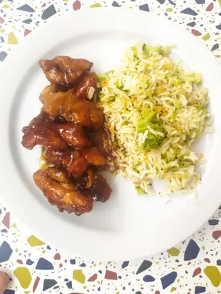 Contra Muslo De Pollo Al Teriyaki Con Arroz Y Brócoli