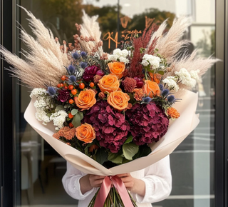 Buchet hortensie burgundy, trandafiri orange și astilbe