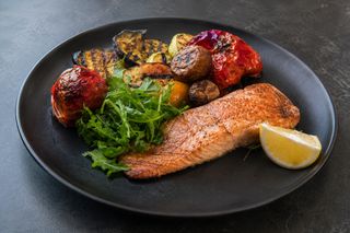 Steak de somon cu ierburi de provence la grill