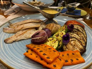 Biban la grătar cu legume mediteraneene