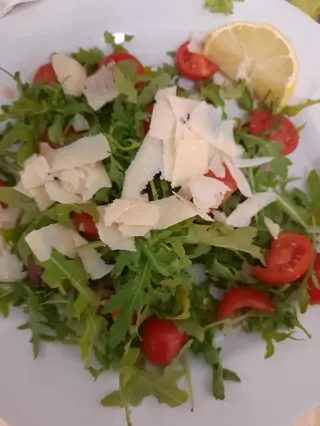 Tagliata di manzo, rucola, pomodorini e grana