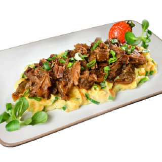 Дърпано телешко върху канапе от картофено пюре (350г)