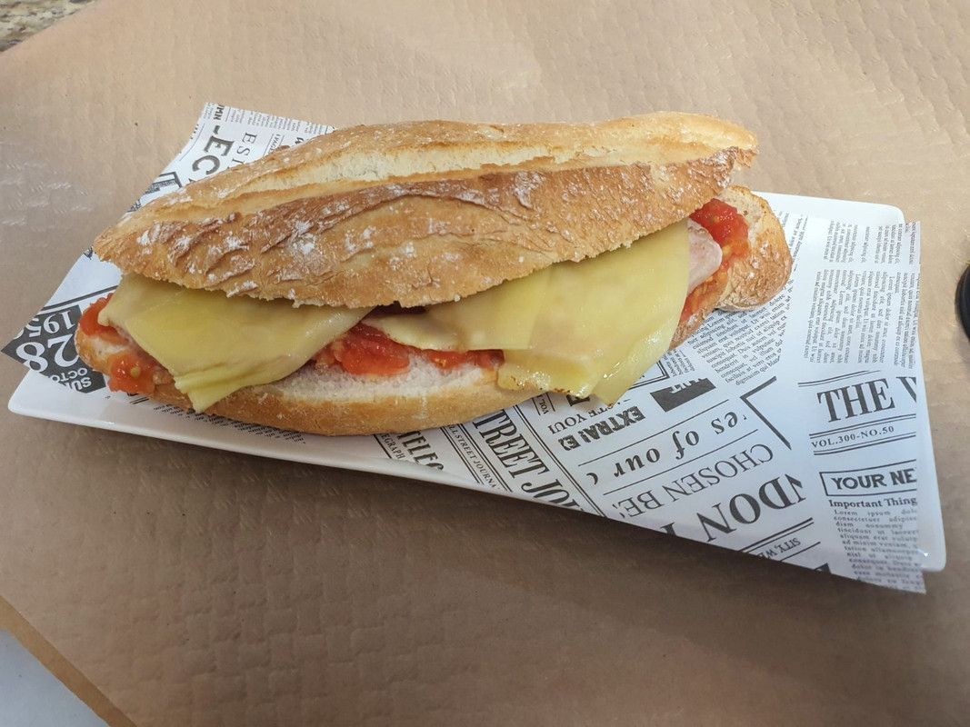 Bocadillo De Lomo Con Queso Y Tomate