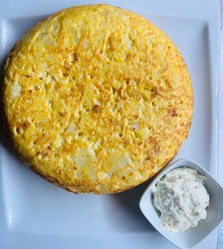Tortilla Del País Con Queso Y Chorizo