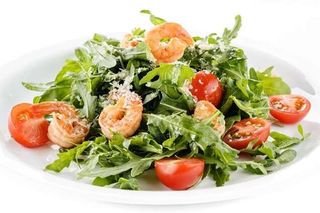 Салат с рукколой и креветками  