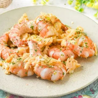Huevo revuelto con gambas