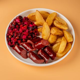 Картопля по-селянськи, вінегрет, ковбаски мисливські