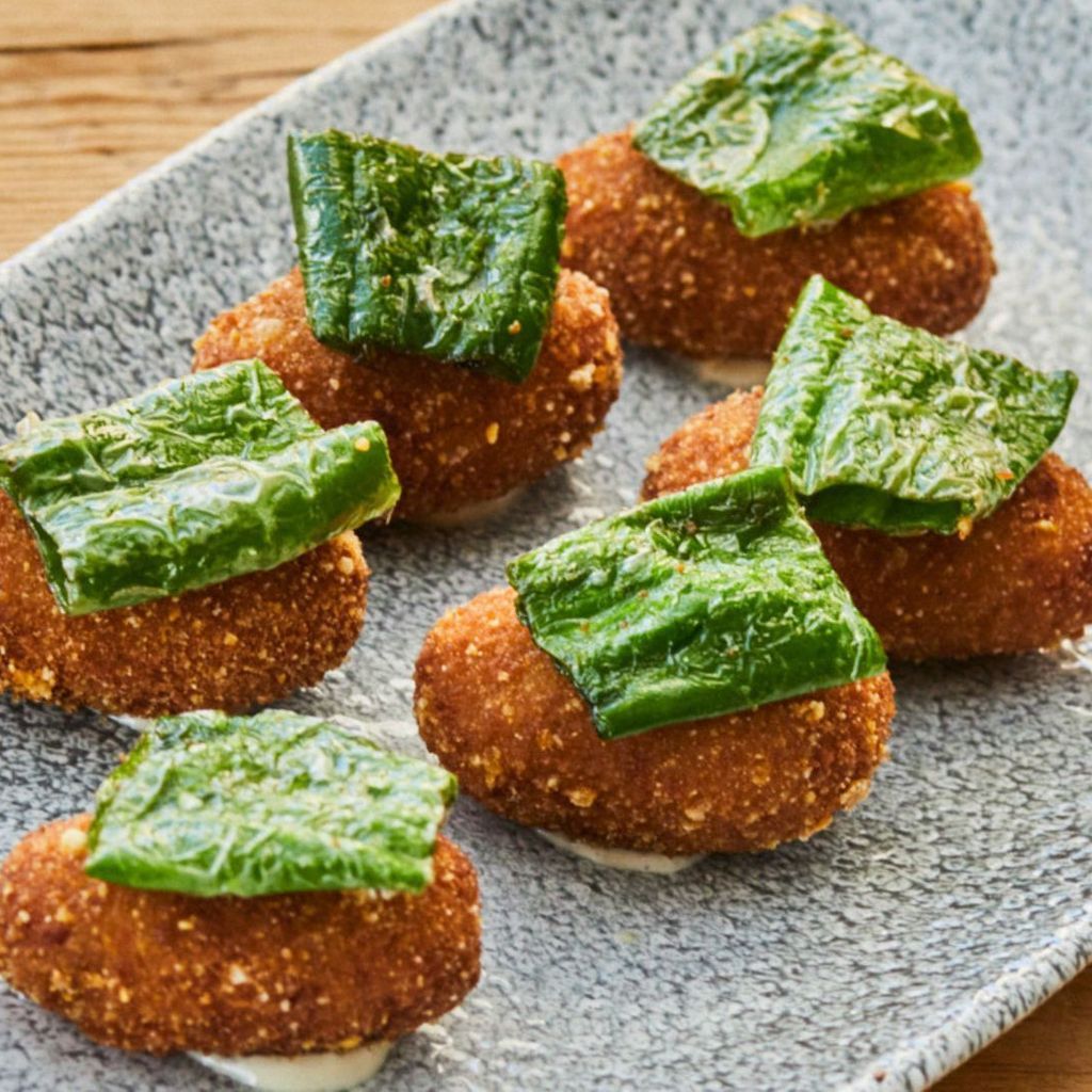 Croquetas de pollo Asado con pimiento verde frito