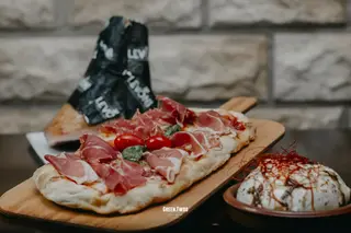 Pizza De Jamón Serrano