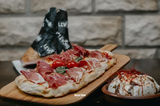 Pizza De Jamón Serrano