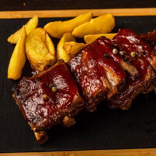 Coaste de porc Barbeque cu cartofi wedges și salată coleslaw