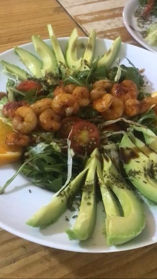 Ración de ensalada tropical