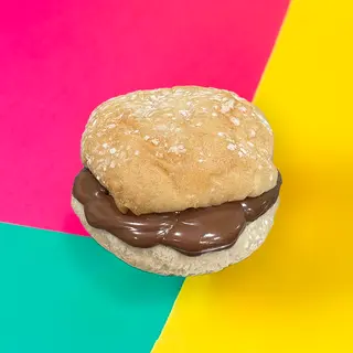 Pane e Nutella con scaglie di mandorle