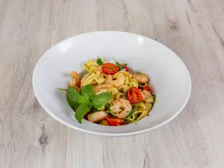 Tagliatelle z krewetkami w sosie winno-maślanym