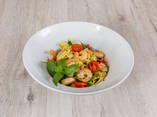 Tagliatelle z krewetkami w sosie winno-maślanym