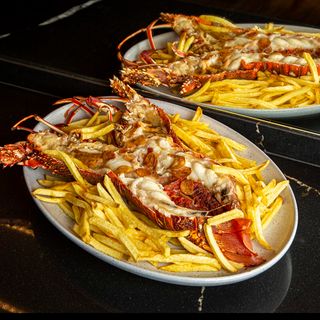 Langosta Roja En Parrilla Con Bilbaína Ligera, (1 Kg.)  Para 2 personas