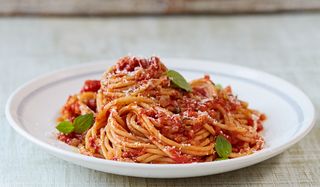 პასტა პომიდვრის სოუსით და ორნაირი ყველით