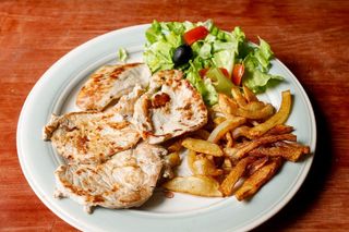 Lomo Con Ensalada y Patatas Fritas 