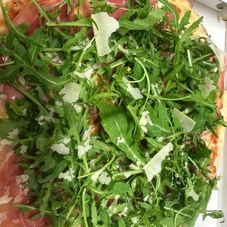 Pizza crudo, rucola, grana