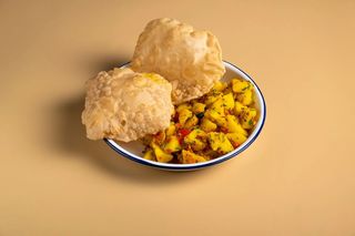 Картофель по Бомбейский с лепешками Пури