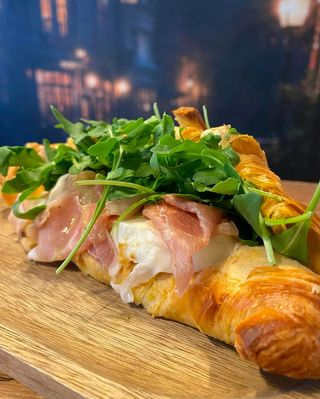 Croissant kanapka z szynką + herbata/kawa ( biała/czarna)