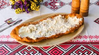 Langoș cu brânză dulce și zahăr vanilat