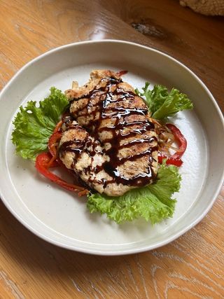 Курячий стейк з обсмаженими овочами