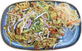 144.Makaron chiński z warzywami/