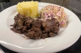 Meniu ficatei de pui cu piure si salata de varza