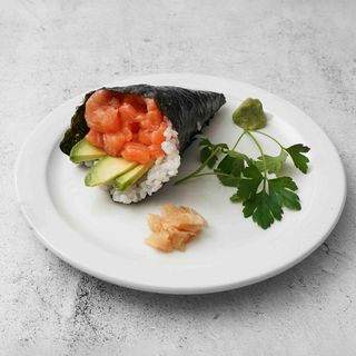 Temaki de salmón y aguacate (1 ud.)
