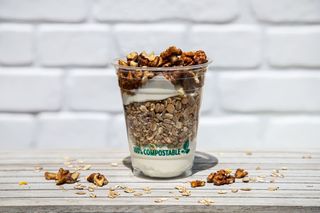 Цедено мляко с орехи, мюсли и мед (320г)