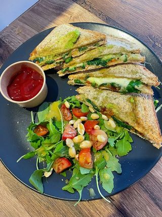 Tosty awokado + herbata/kawa (biała/czarna)