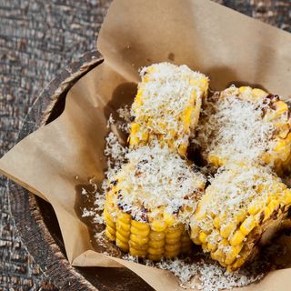 Кукурудза гриль із трюфельним маслом і Пармезаном