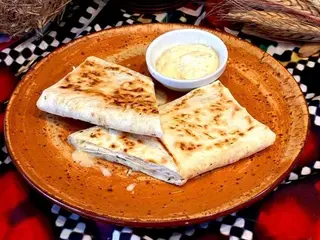 Лаваш сулугуні з соусом тар-тар (220g)