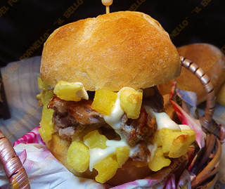 Panino con mozzarella, salsiccia, patate e maionese