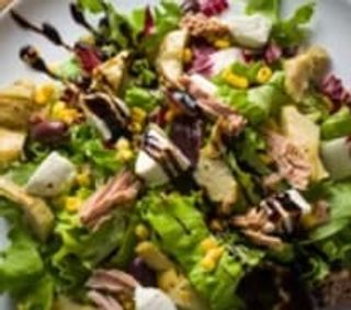 Insalata mista con tonno e mozzarella