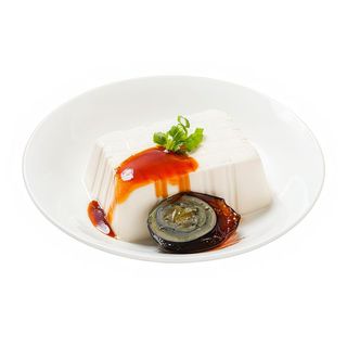 Huevo centenario y toufu