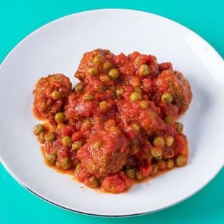 Polpette al sugo di pomodori e piselli