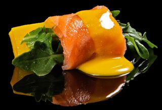 Gunkan De Salmón Con Rúcula (2 Pzas.)