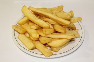 Patatas fritas con bacon y queso