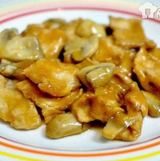 42. Pollo Con Champiñones