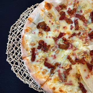 Pizza con pera y grogonzola